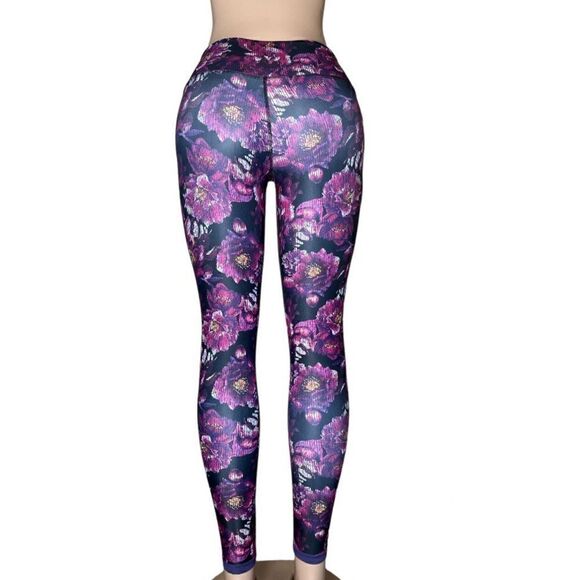 NWT Peach Reversible leggings.  - Picture 5 of 14